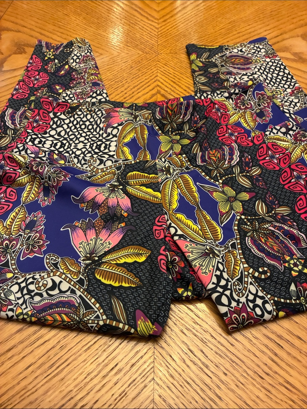 Onzie Vibrant Floral Pattern cropped Leggings in size S/M - Picture 6 of 6